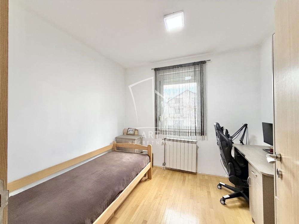 Stan na prodaju u Beogradu, Borča, trosoban, 49m2, cena 115000 evra