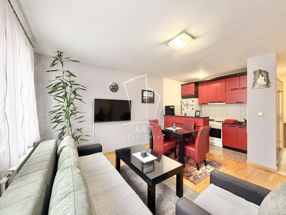 Stan na prodaju u Beogradu, Borča, trosoban, 49m2, cena 115000 evra