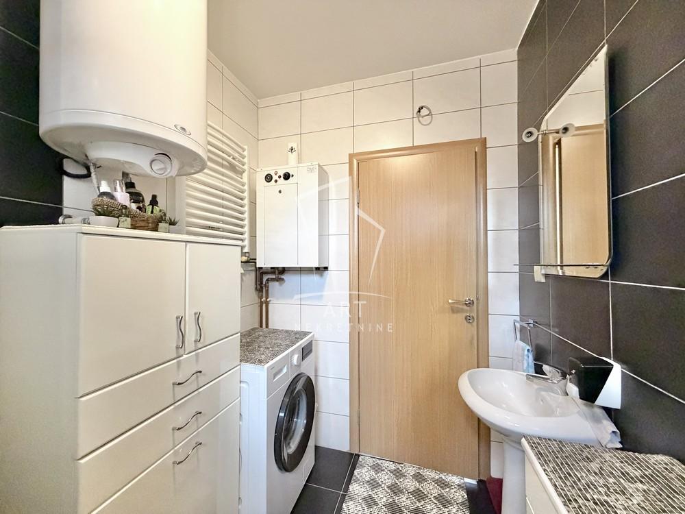 Stan na prodaju u Beogradu, Borča, trosoban, 49m2, cena 115000 evra