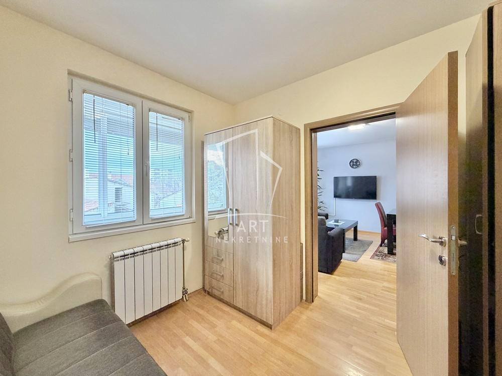 Stan na prodaju u Beogradu, Borča, trosoban, 49m2, cena 115000 evra