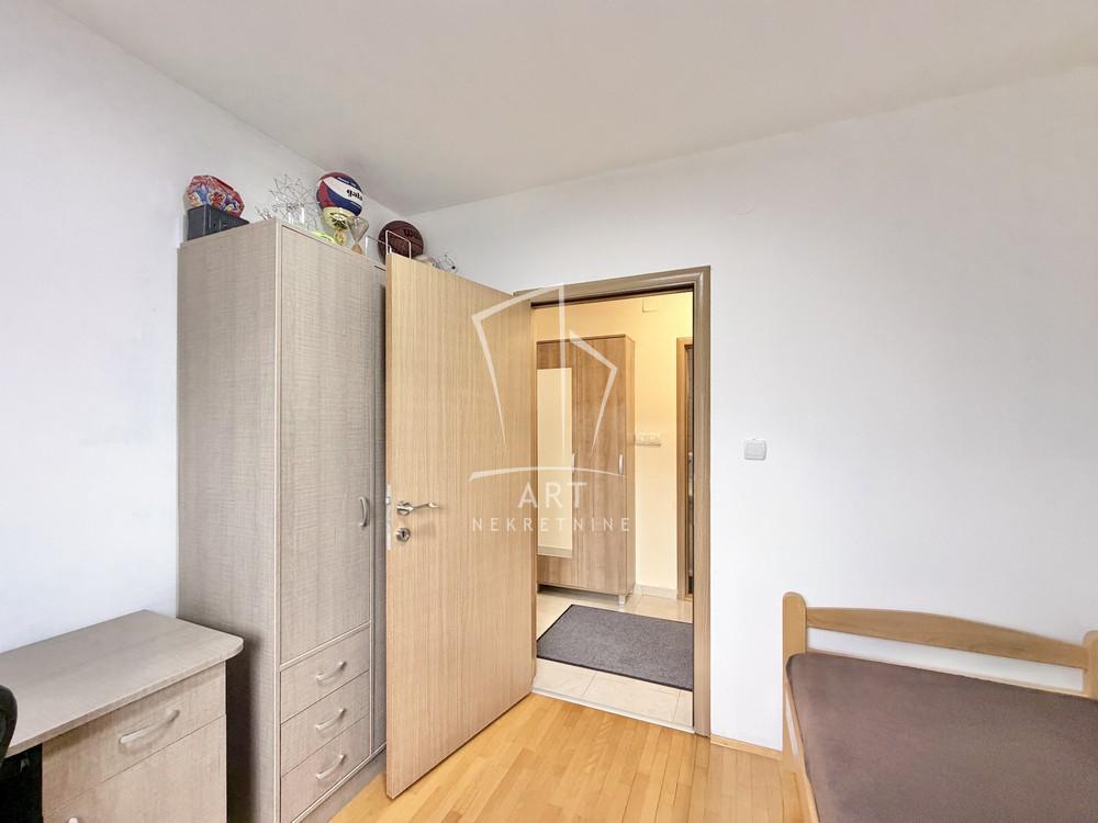 Stan na prodaju u Beogradu, Borča, trosoban, 49m2, cena 115000 evra