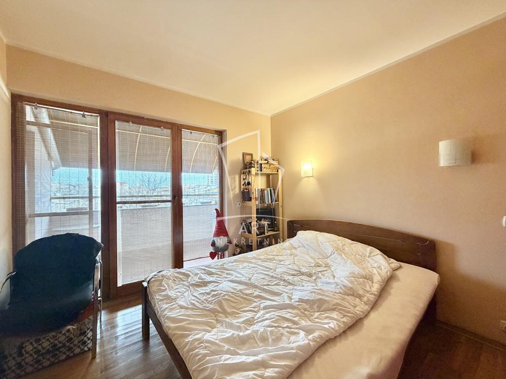 Stan na prodaju u Beogradu, Zemun, troiposoban, 86m2, cena 240000 evra