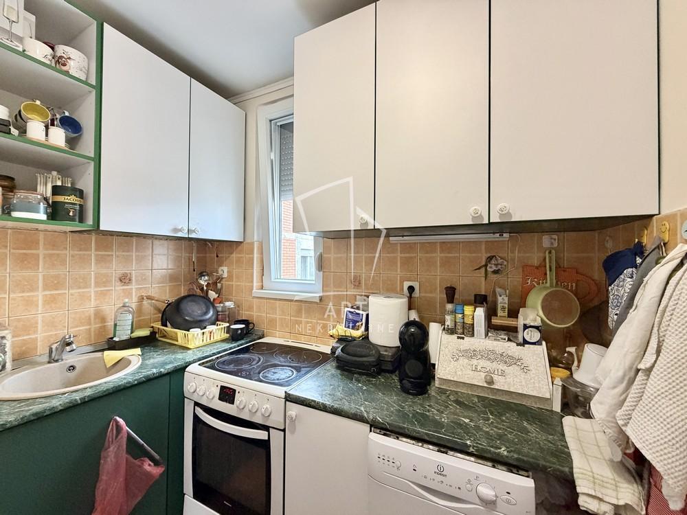 Stan na prodaju u Beogradu, Zemun, troiposoban, 86m2, cena 240000 evra