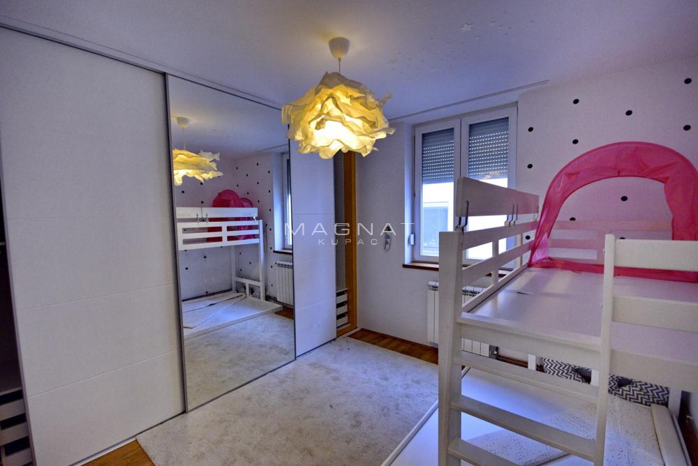 Stan na prodaju u Beogradu, Činovnička kolonija, trosoban, 73m2, cena 268000 evra