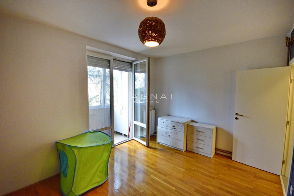 Stan na prodaju u Beogradu, Činovnička kolonija, trosoban, 73m2, cena 268000 evra