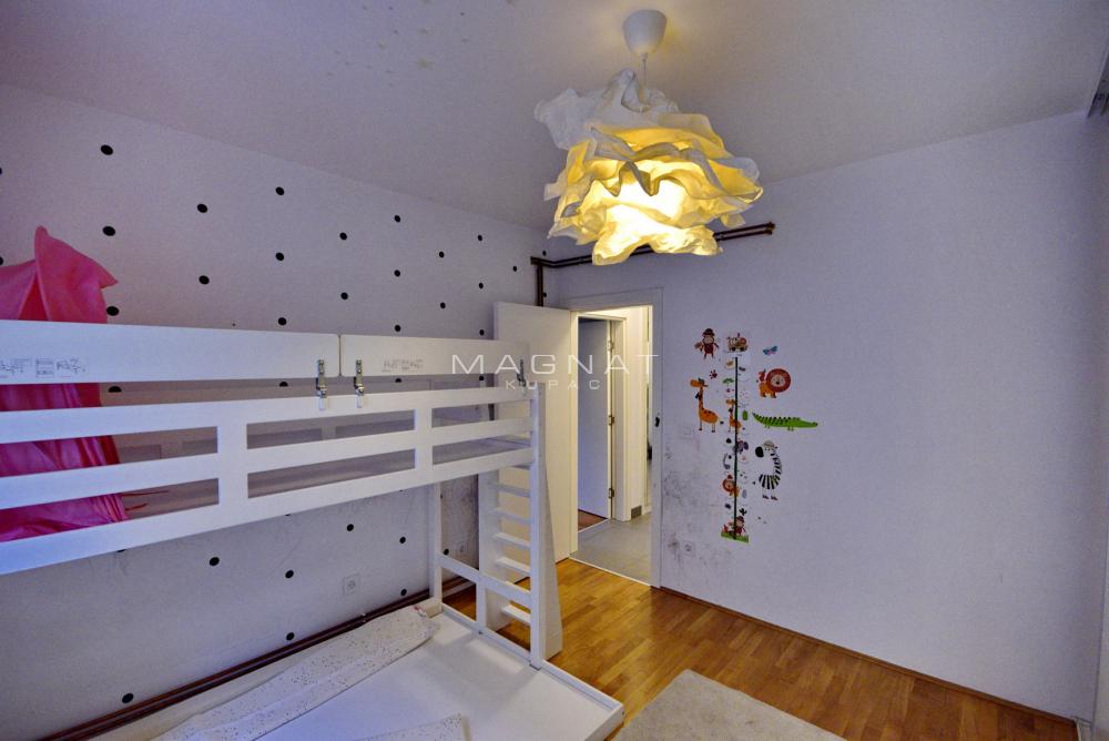 Stan na prodaju u Beogradu, Činovnička kolonija, trosoban, 73m2, cena 268000 evra