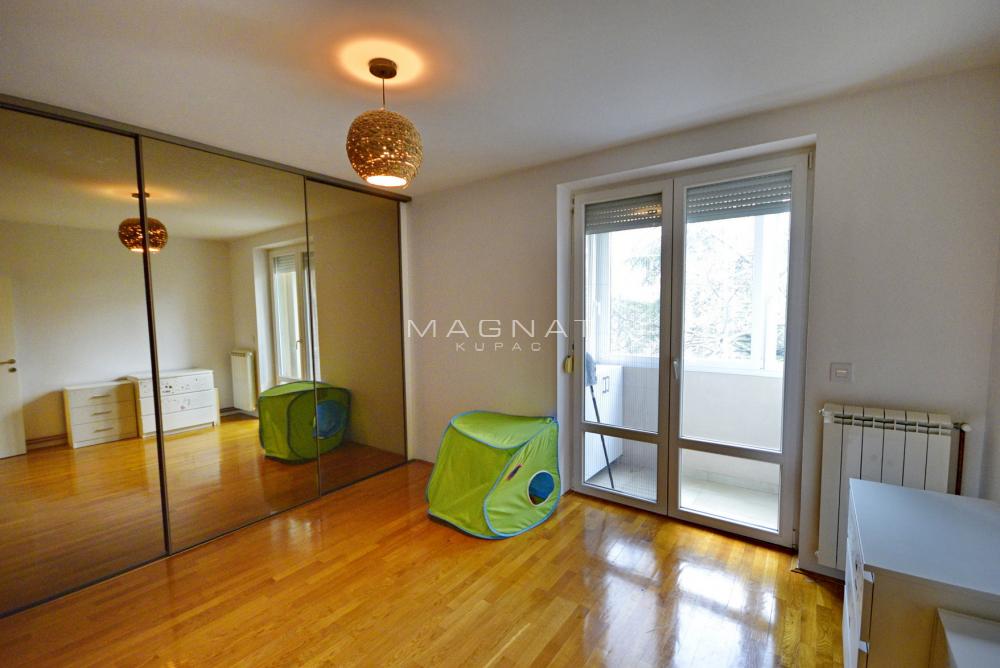 Stan na prodaju u Beogradu, Činovnička kolonija, trosoban, 73m2, cena 268000 evra