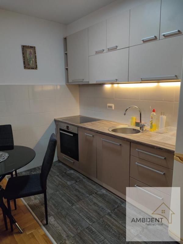 Stan na prodaju u Beogradu, Prvomajska, trosoban, 52m2, cena 140000 evra