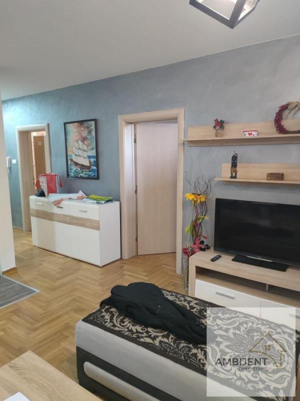 Stan na prodaju u Beogradu, Prvomajska, trosoban, 52m2, cena 140000 evra