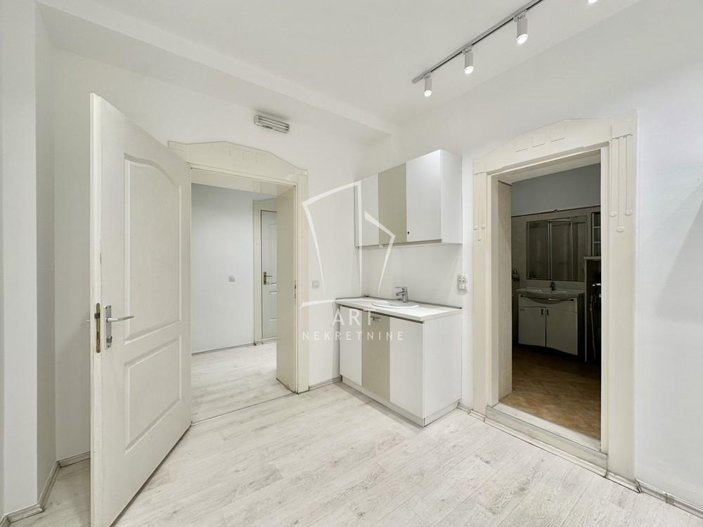 Stan na prodaju u Beogradu, Vračar, cetvorosoban, 81m2, cena 390000 evra