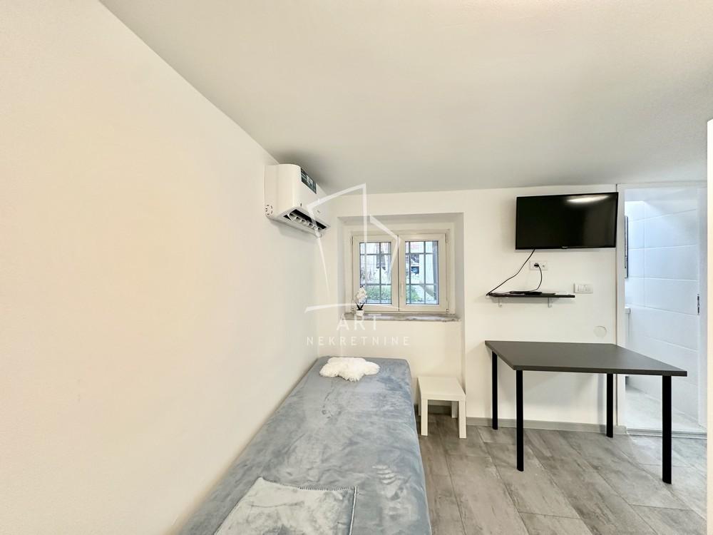 Stan na prodaju u Beogradu, Zemun, jednoiposoban, 33m2, cena 96000 evra