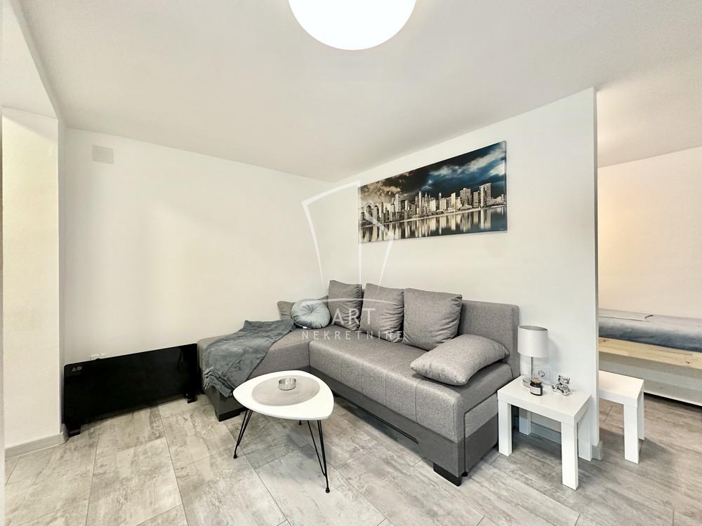 Stan na prodaju u Beogradu, Zemun, jednoiposoban, 33m2, cena 96000 evra