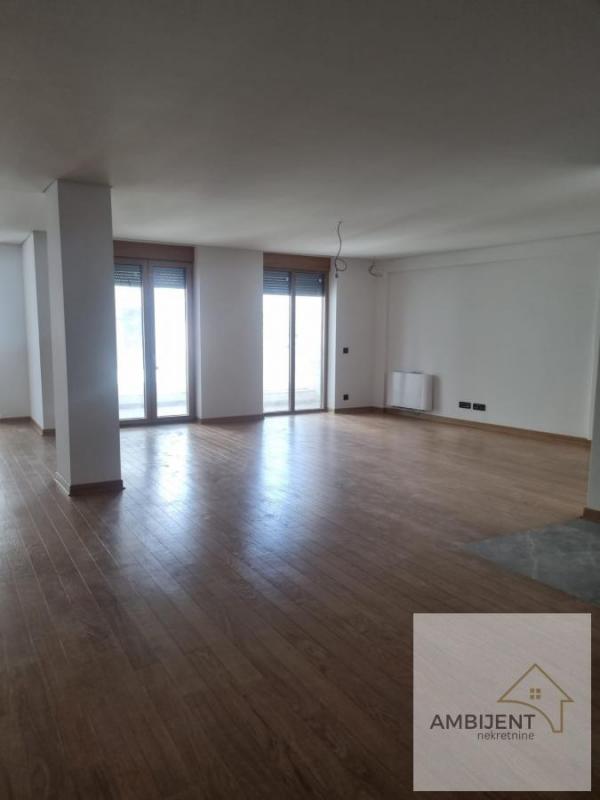 Stan na prodaju u Beogradu, Čubura, 261m2, cena 1305000 evra