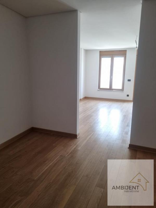 Stan na prodaju u Beogradu, Čubura, 261m2, cena 1305000 evra