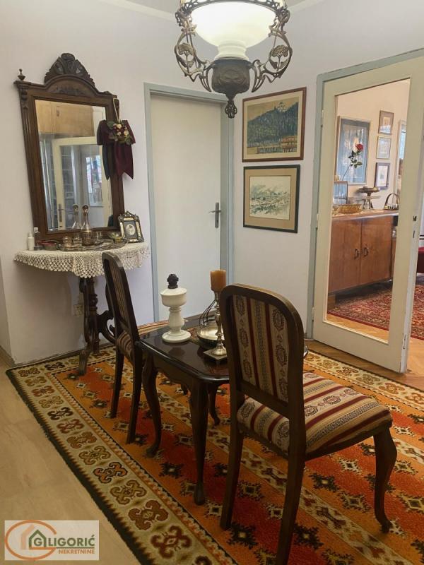 Stan na prodaju u Beogradu, Novi Beograd blok 21 (10. gimnazija), cetvorosoban, 99m2, cena 396000 evra