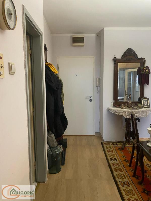 Stan na prodaju u Beogradu, Novi Beograd blok 21 (10. gimnazija), cetvorosoban, 99m2, cena 396000 evra