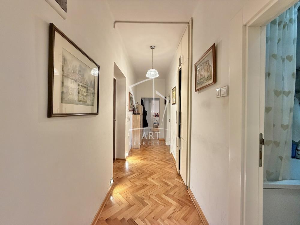 Stan na prodaju u Beogradu, Senjak, trosoban, 73m2, cena 299000 evra