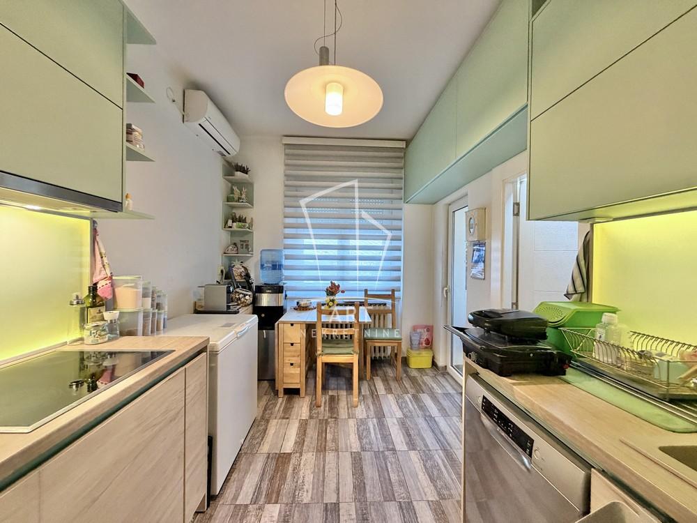 Stan na prodaju u Beogradu, Senjak, trosoban, 73m2, cena 299000 evra