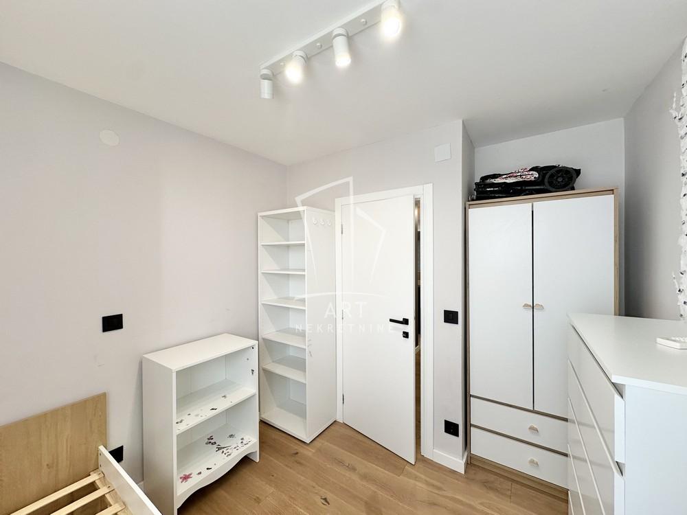 Stan na prodaju u Beogradu, Zvezdara, trosoban, 68m2, cena 265000 evra