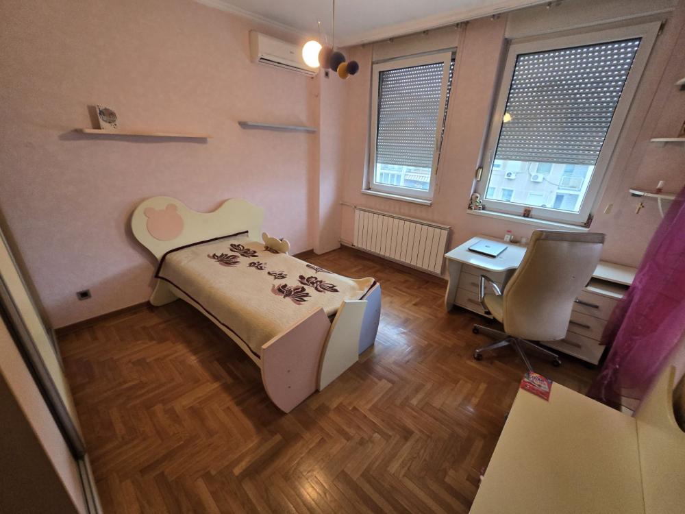 Stan na prodaju u Beogradu, Novi Beograd blok 22, trosoban, 97m2, cena 349500 evra