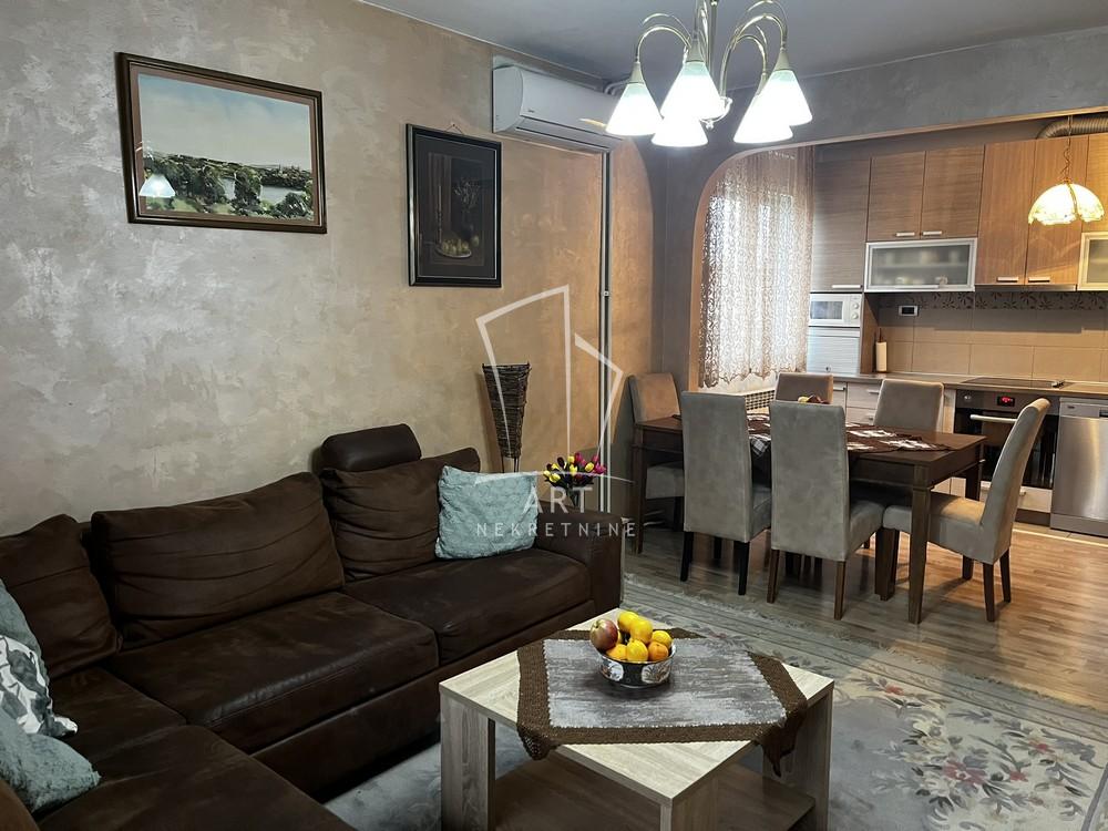 Stan na prodaju u Beogradu, Karaburma, 110m2, cena 278000 evra