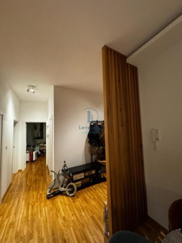 Stan na prodaju u Beogradu, Cvetkova pijaca, trosoban, 75m2, cena 270000 evra