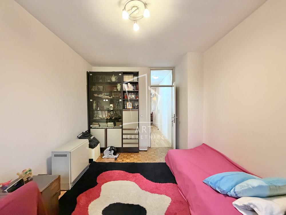 Stan na prodaju u Beogradu, Banovo brdo, trosoban, 74m2, cena 281000 evra