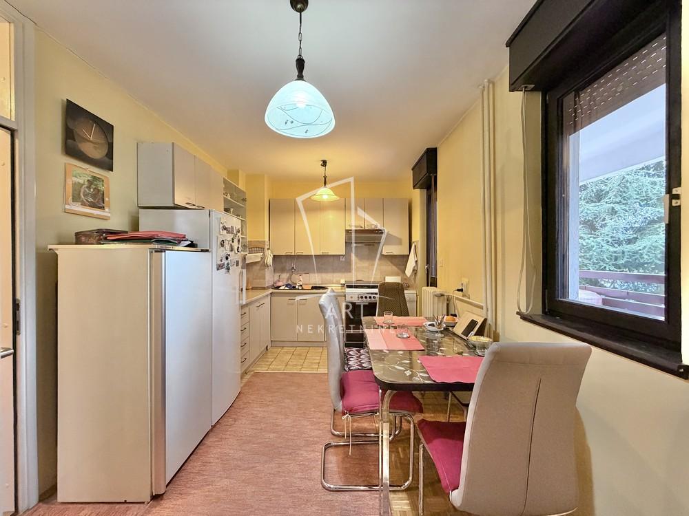 Stan na prodaju u Beogradu, Banovo brdo, trosoban, 74m2, cena 281000 evra