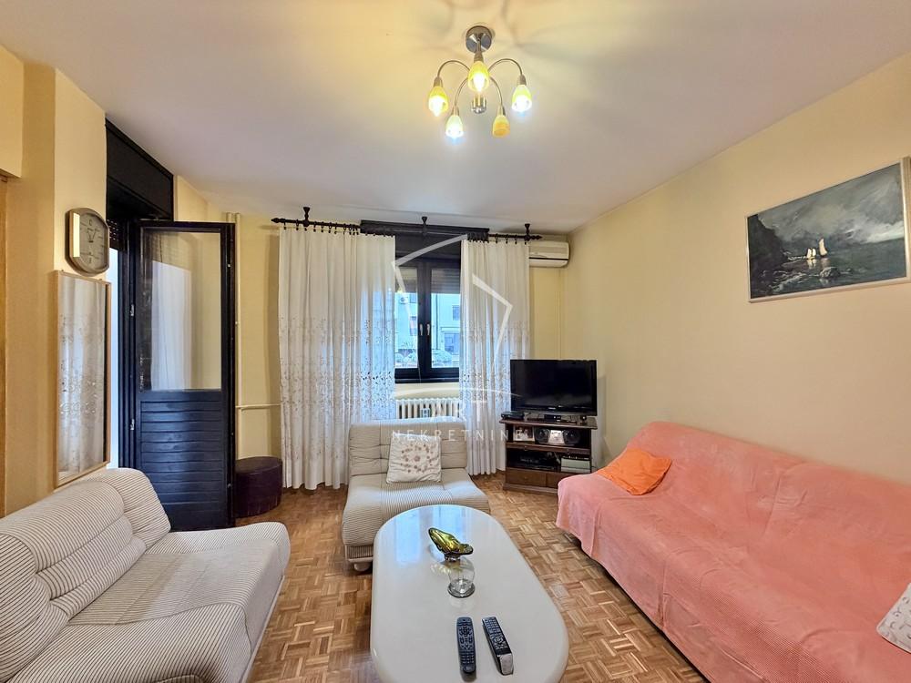 Stan na prodaju u Beogradu, Banovo brdo, trosoban, 74m2, cena 281000 evra