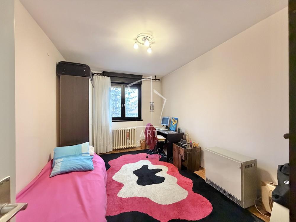 Stan na prodaju u Beogradu, Banovo brdo, trosoban, 74m2, cena 281000 evra