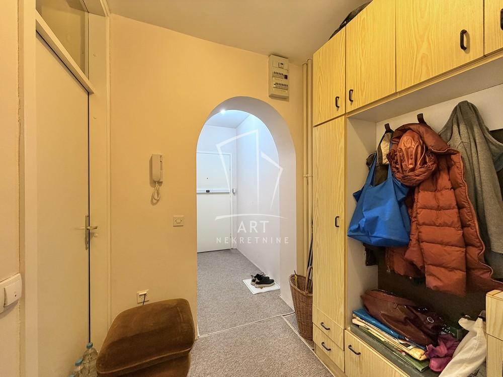 Stan na prodaju u Beogradu, Banovo brdo, trosoban, 74m2, cena 281000 evra