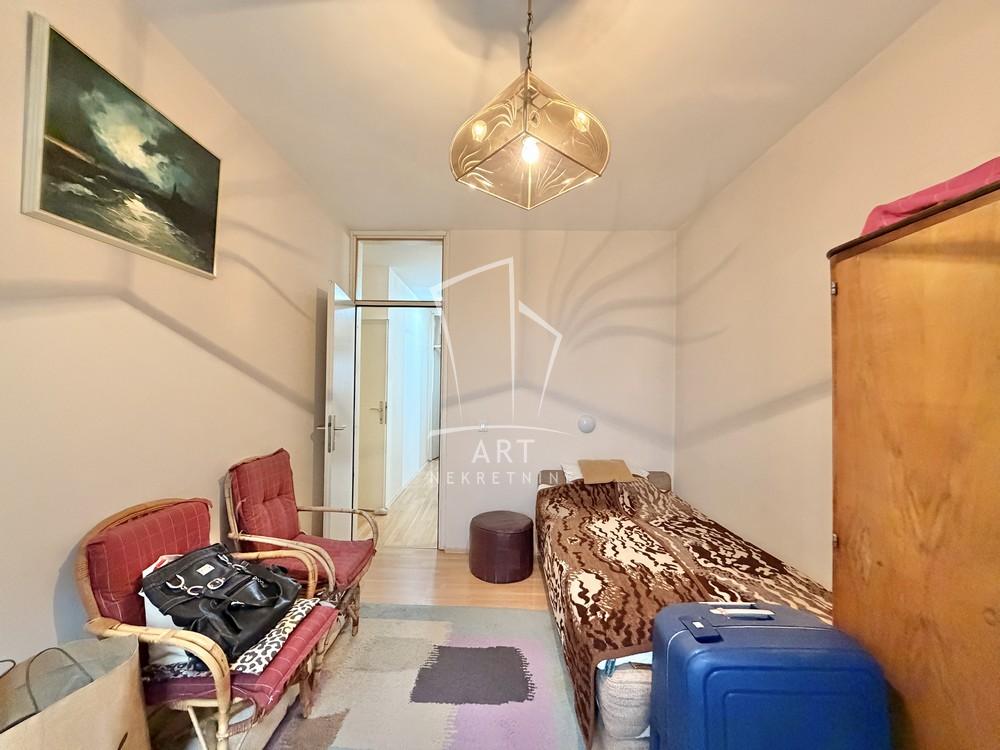 Stan na prodaju u Beogradu, Banovo brdo, trosoban, 74m2, cena 281000 evra