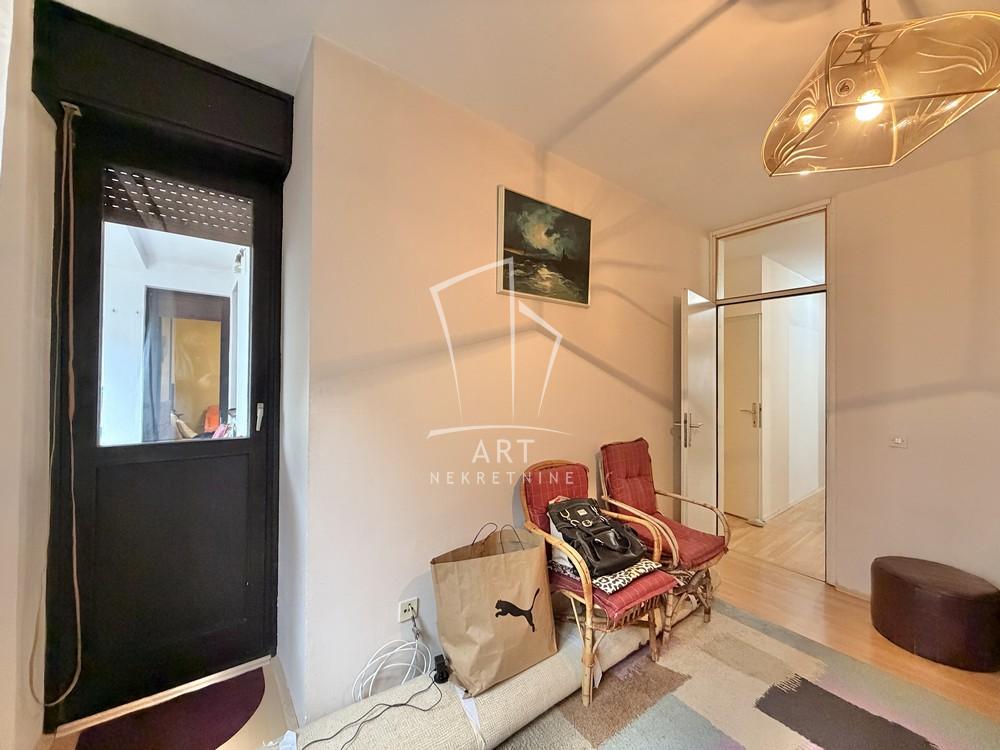 Stan na prodaju u Beogradu, Banovo brdo, trosoban, 74m2, cena 281000 evra