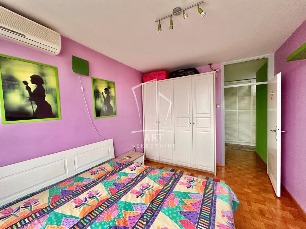 Stan na prodaju u Beogradu, Zemun, trosoban, 80m2, cena 330000 evra