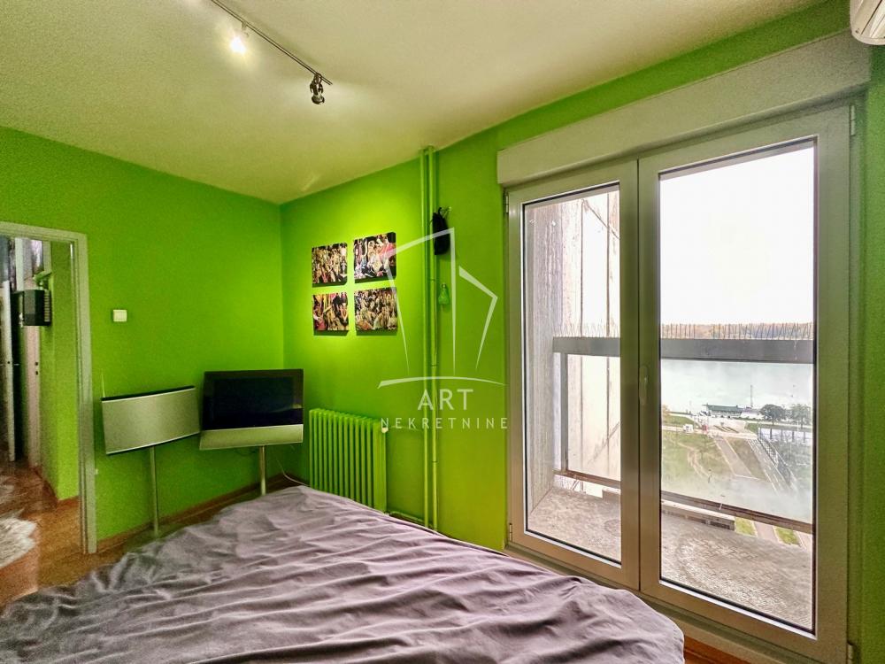 Stan na prodaju u Beogradu, Zemun, trosoban, 80m2, cena 330000 evra