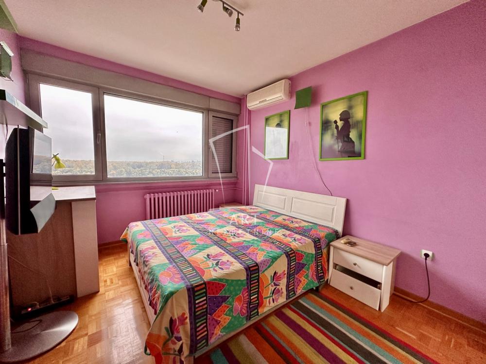 Stan na prodaju u Beogradu, Zemun, trosoban, 80m2, cena 330000 evra