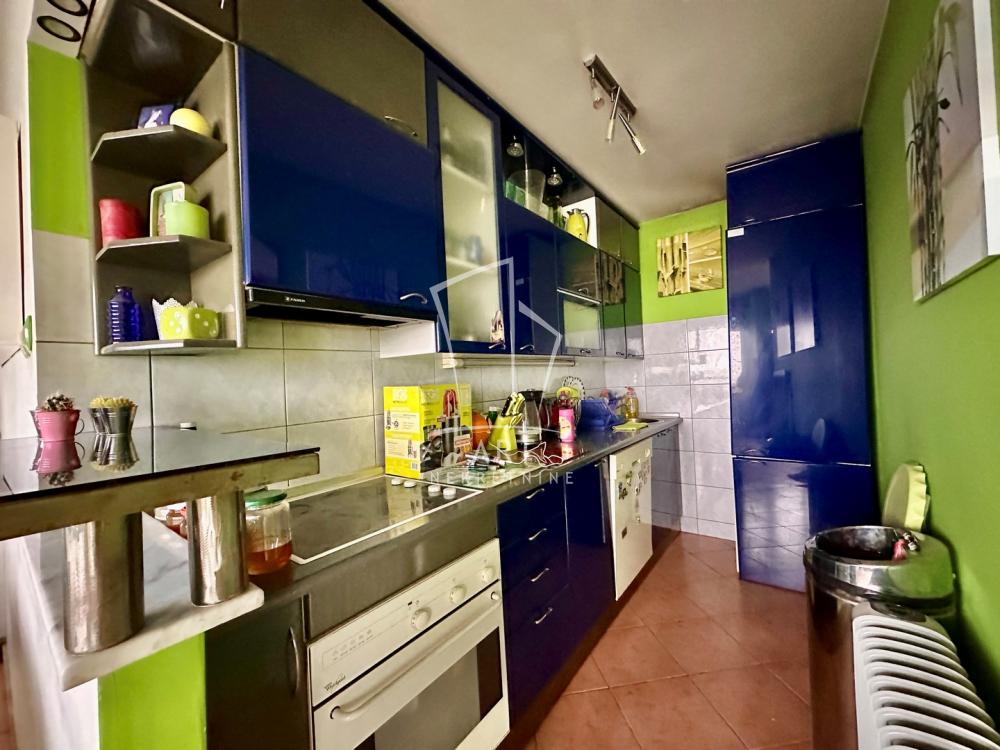 Stan na prodaju u Beogradu, Zemun, trosoban, 80m2, cena 330000 evra