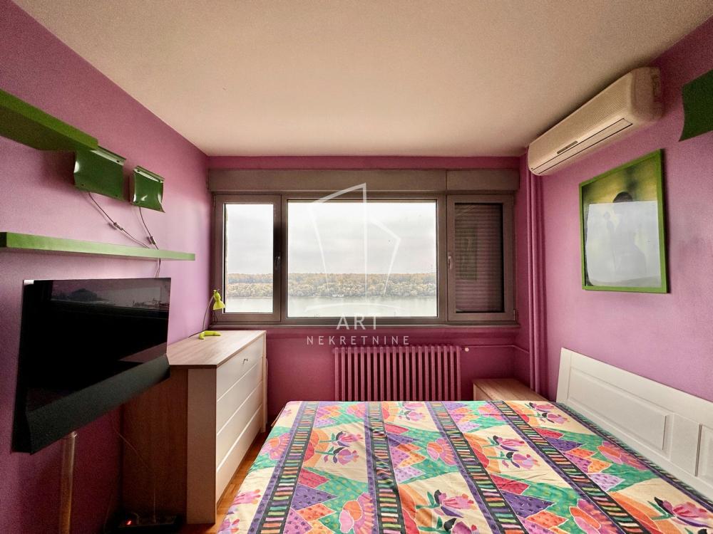 Stan na prodaju u Beogradu, Zemun, trosoban, 80m2, cena 330000 evra