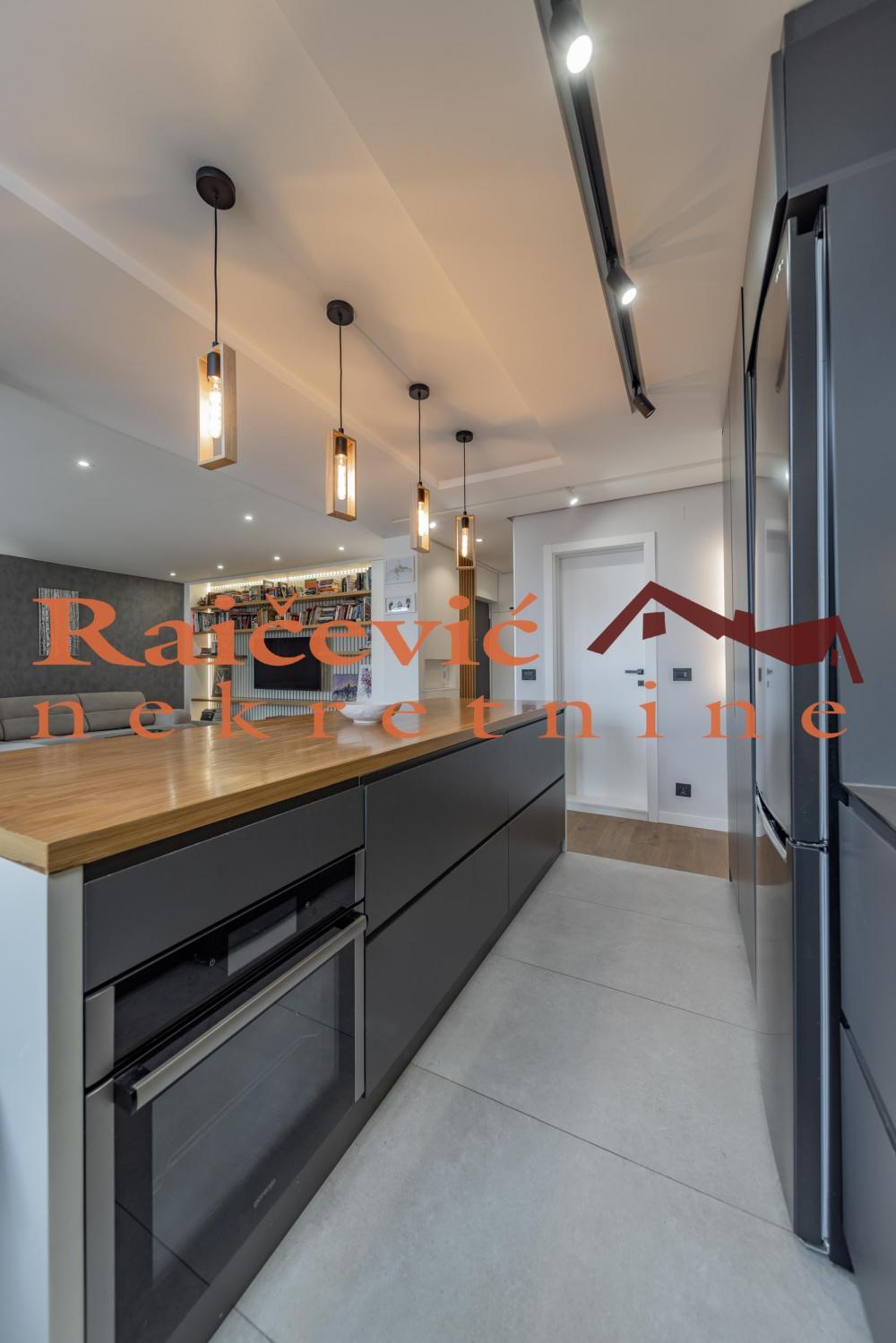 Stan na prodaju u Beogradu, Lion, trosoban, 74m2, cena 265000 evra