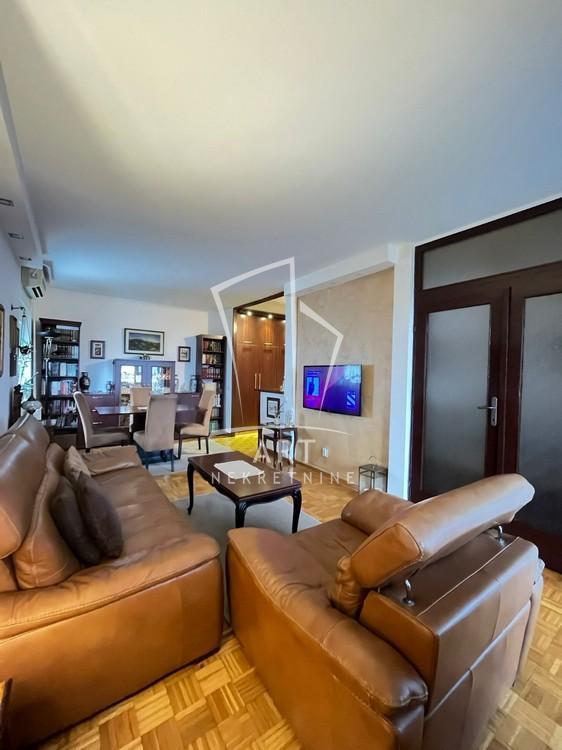 Stan na prodaju u Beogradu, Novi Beograd, troiposoban, 74m2, cena 249000 evra