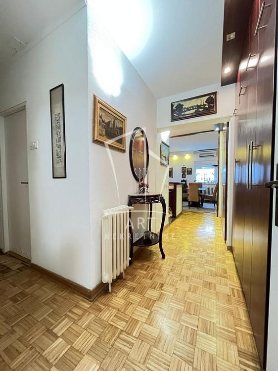 Stan na prodaju u Beogradu, Novi Beograd, troiposoban, 74m2, cena 249000 evra