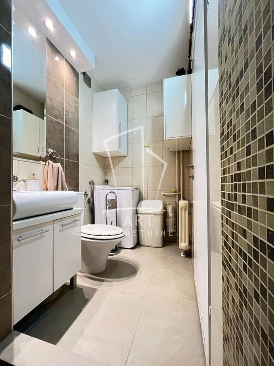 Stan na prodaju u Beogradu, Novi Beograd, troiposoban, 74m2, cena 249000 evra