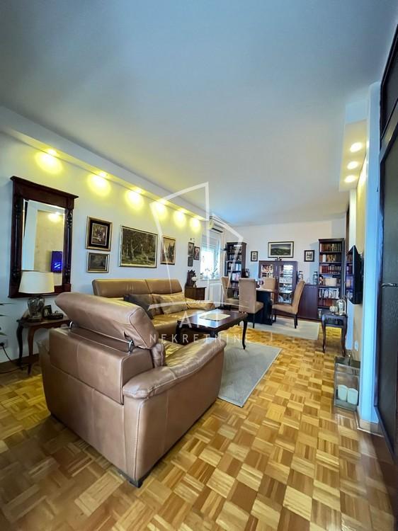 Stan na prodaju u Beogradu, Novi Beograd, troiposoban, 74m2, cena 249000 evra