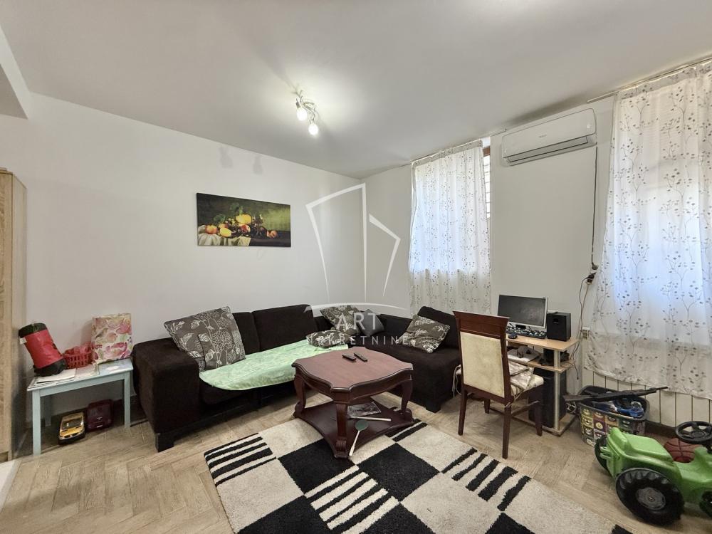 Stan na prodaju u Beogradu, Braće Jerković, trosoban, 64m2, cena 135000 evra