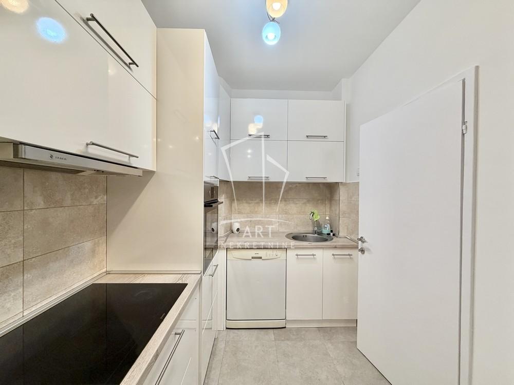 Stan na prodaju u Beogradu, Novi Beograd blok 45 (TC Enjub), dvosoban, 50m2, cena 200000 evra