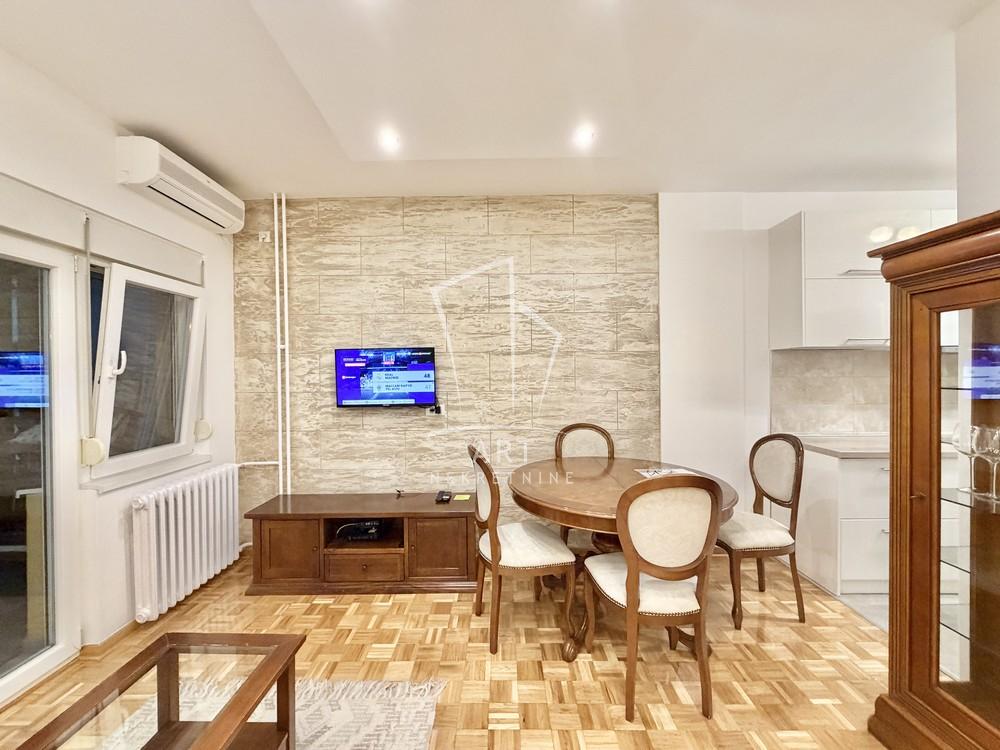 Stan na prodaju u Beogradu, Novi Beograd blok 45 (TC Enjub), dvosoban, 50m2, cena 200000 evra