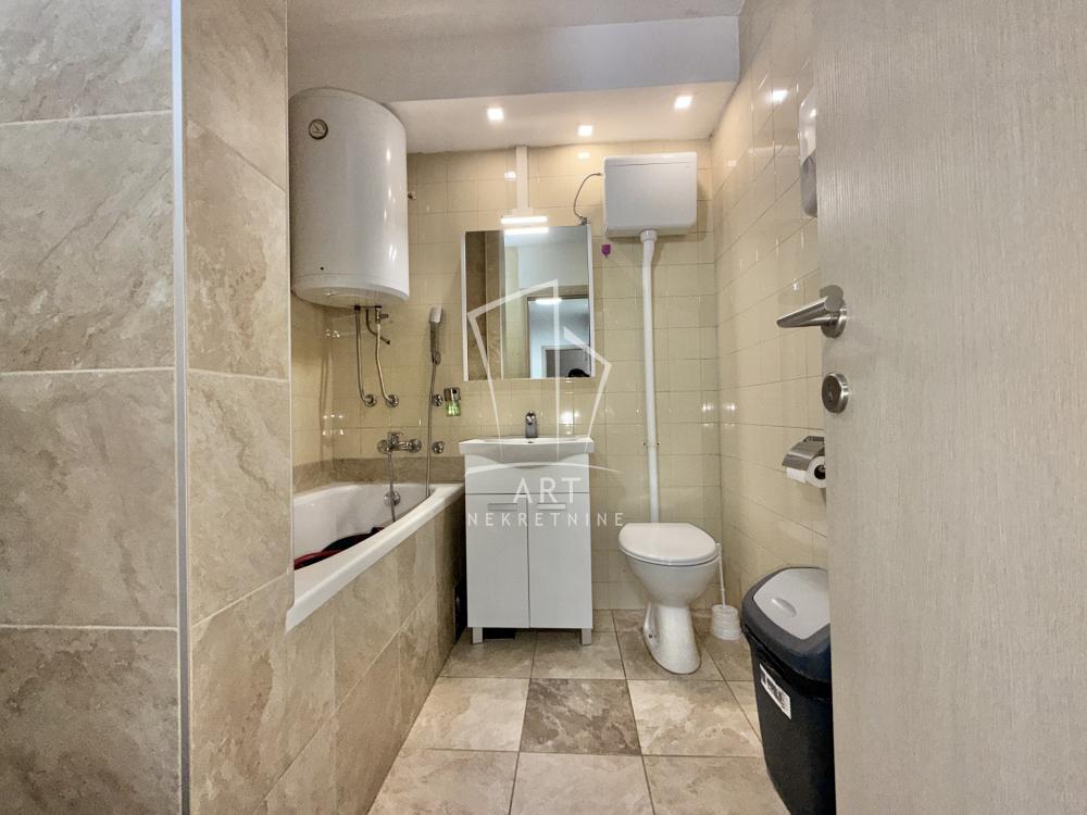 Stan na prodaju u Beogradu, Novi Beograd, troiposoban, 85m2, cena 292000 evra