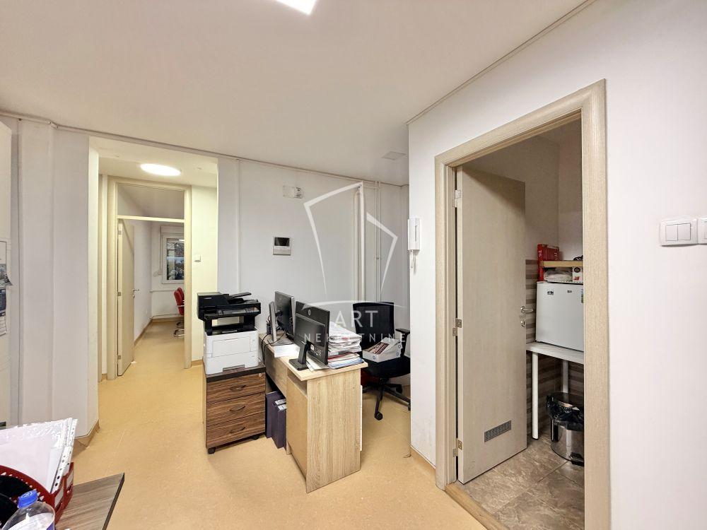 Stan na prodaju u Beogradu, Novi Beograd, troiposoban, 85m2, cena 292000 evra