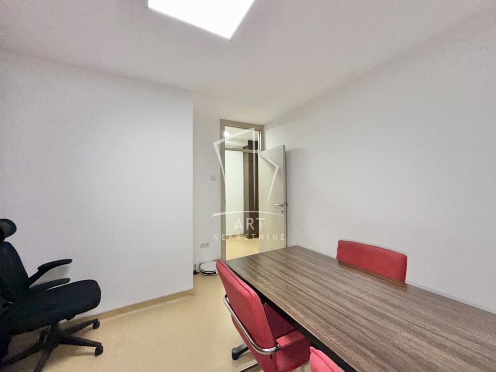 Stan na prodaju u Beogradu, Novi Beograd, troiposoban, 85m2, cena 292000 evra