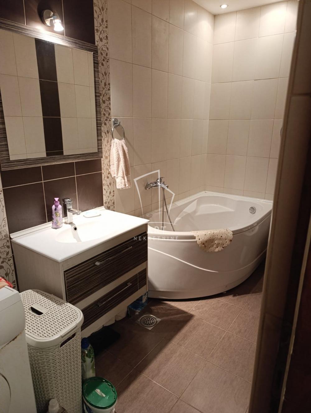 Stan na prodaju u Beogradu, Karaburma, trosoban, 72m2, cena 163900 evra